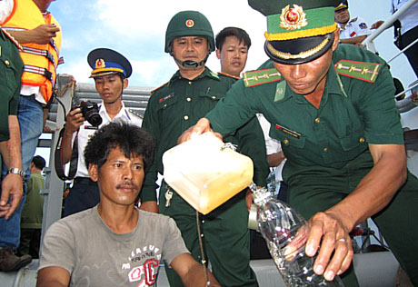 Các[-]thủy[-]thủ[-]tàu[-]Zafirah[-]chưa[-]hết[-]bàng[-]hoàng[-]sau[-]vụ[-]cướp[-]và[-]những[-]ngày[-]lênh[-]đênh[-]trên[-]biển